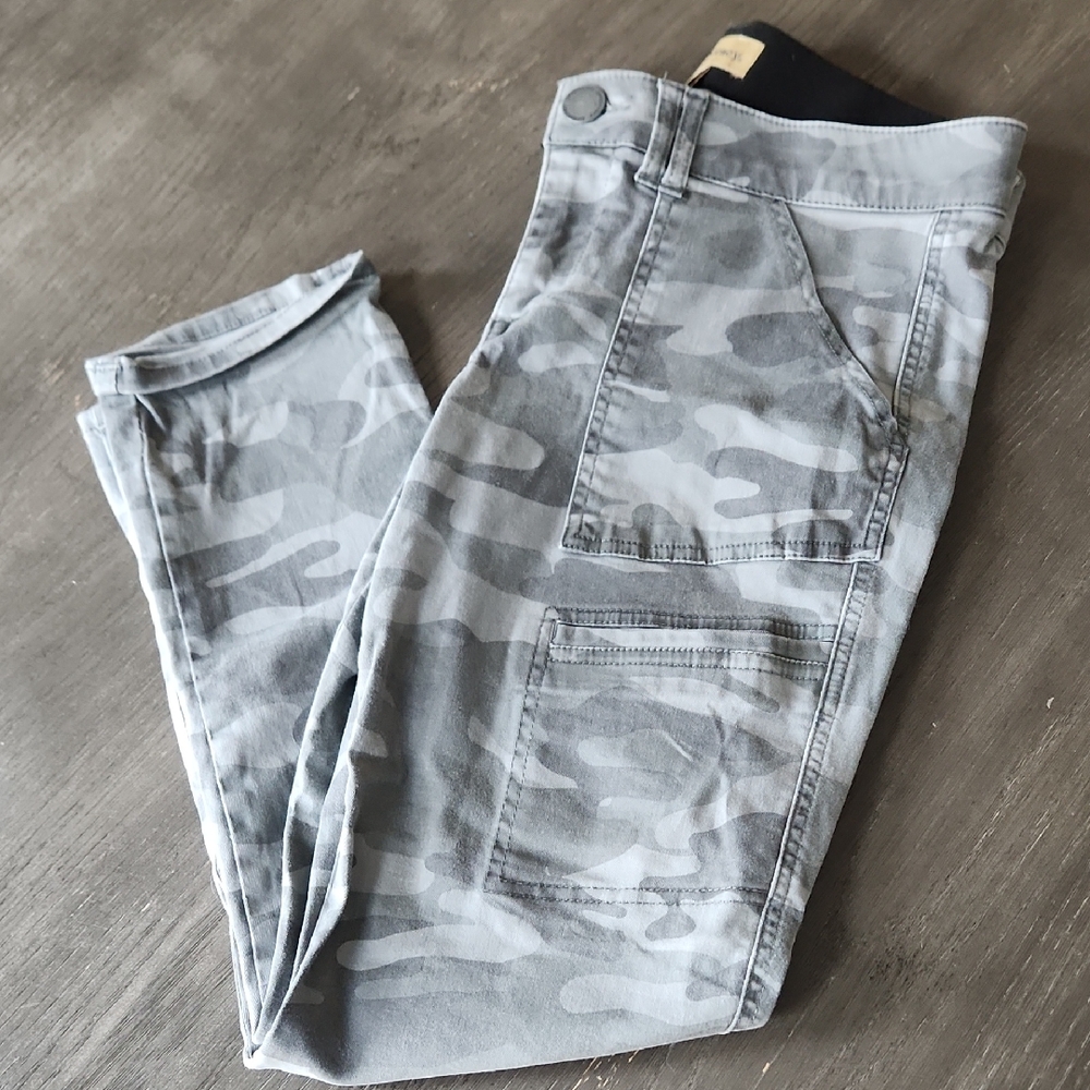 Democracy Gray/green Camouflage Cargo Pant Womans Size 8